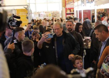 I rrethuar nga të rinjtë, Berisha tregon çfarë librash bleu në Panair: Mora disa, por…