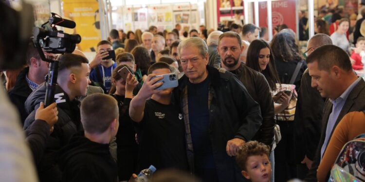 I rrethuar nga të rinjtë, Berisha tregon çfarë librash bleu në Panair: Mora disa, por…