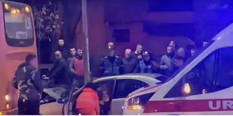 Makina përplaset me urbanin e linjës “Kombinat –Kinostudio” në Tiranë, lëndohet shoferja, niset drejt spitalit