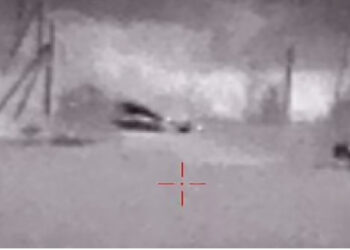 ‘Me një gur, dy zogj’/ Dalin pamjet, shikoni se si snajperisti ukrainas ‘heq qafe’ me një të shtënë dy rusë!