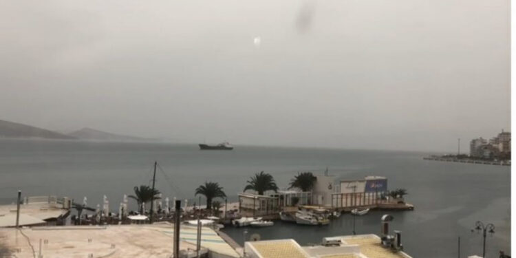 “Po vjen furtuna”, ndalohet lundrimi në Vlorë