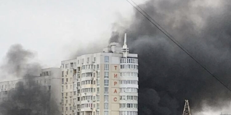 Ukrainasit zgjohen nga sirenat e alarmit dhe tymi, Rusia sulmon me raketa Odessën