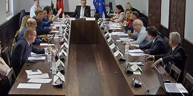 “Ik ore pir*u”, Braçe debat të fortë me Spahon për Portin e Durrësit: Jeni hajdutë të paskrupullt…