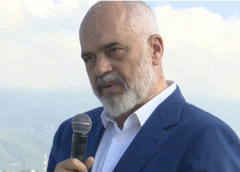 “Ne jemi unikal”, Rama sulmon Berishën nga Kamza: Politikanët që shajnë vendin në gjuhë të huaj, s’i duhen as dreqit