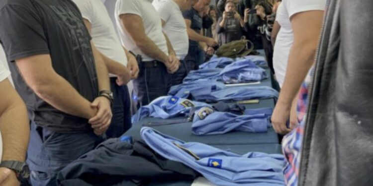 Bojkoti! Serbët heqin uniformat e policisë së Kosovës