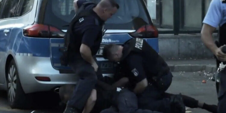 Pa patentë në mes të Hamburgut, ‘Polizei’ ndalon 34-vjeçarin shqiptar dhe i gjen në makinë…