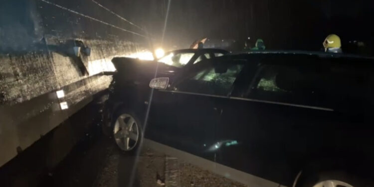 Tjetër aksident në vend, këtë herë pranë Kapshticës, makina del nga rruga, plagosen lehtë dy persona!