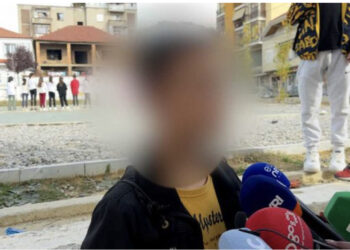 VIDEO/ “Na goditi me bidon uji”, pushohet nga puna dhe vihet nën hetim mësuesi në Devoll pasi rrihte nxënësit