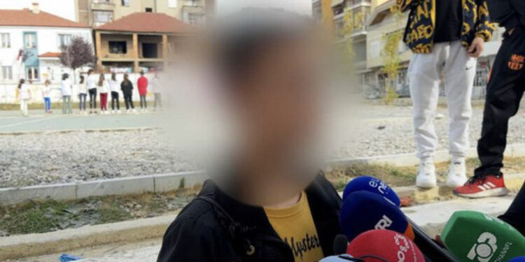 VIDEO/ “Na goditi me bidon uji”, pushohet nga puna dhe vihet nën hetim mësuesi në Devoll pasi rrihte nxënësit