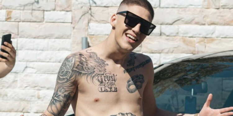 Me armë me vete, arrestohet reperi i njohur grek dhe dy shqiptarët që ishin në mjet me të