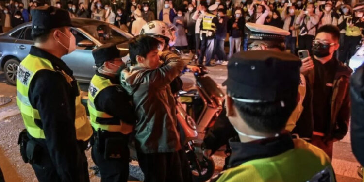 E pazakontë në Kinë: Qindra-mijëra protestues kërkojnë dorëheqjen e Xi Jinping dhe largimin e Partisë Komuniste