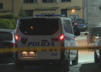 U raportua për armë, 40 vjeçari te “Oxhaku” në Tiranë theret me thikë