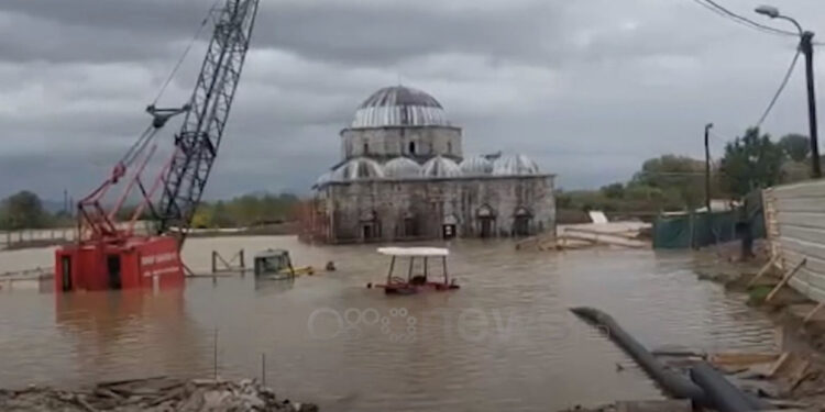 Pamje të trishta, përmbytet kantieri i Xhamisë së Plumbit në Shkodër