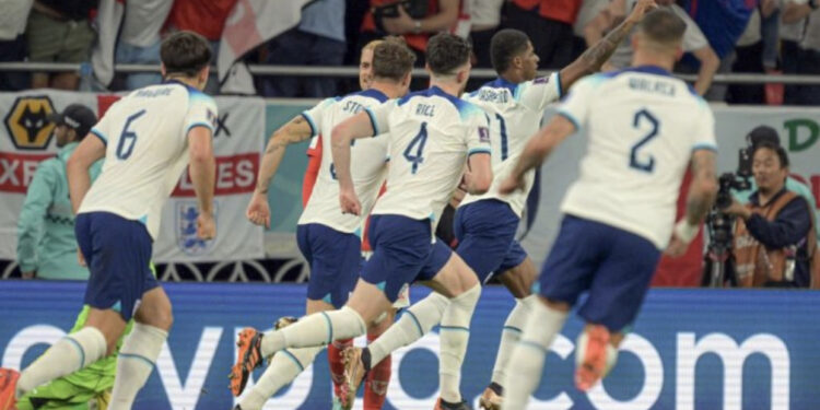 Anglia fiton bindshëm ndaj Uellsit dhe vazhdon tutje si lider