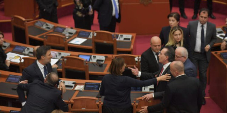 Inatet e vjetra i plasin në parlament/ Gati për tu rrahur, Korreshi mban Alibeajn, Çupi Luan Baçin