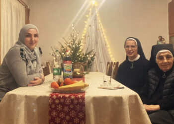 Mesazhi i bukur nga Kosova, politikania myslimane uron Krishtlindjet me dy motrat katolike