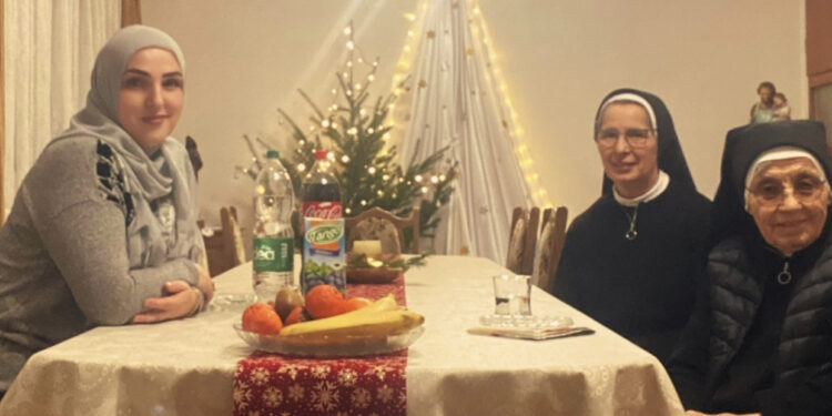 Mesazhi i bukur nga Kosova, politikania myslimane uron Krishtlindjet me dy motrat katolike