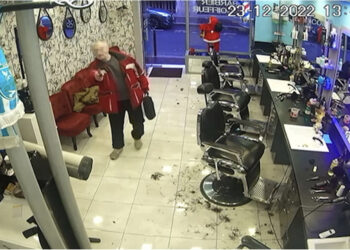 Del VIDEO e vrasjes së tre emigrantëve në Paris, i moshuari vepron qetësisht me pistoletë në dorë