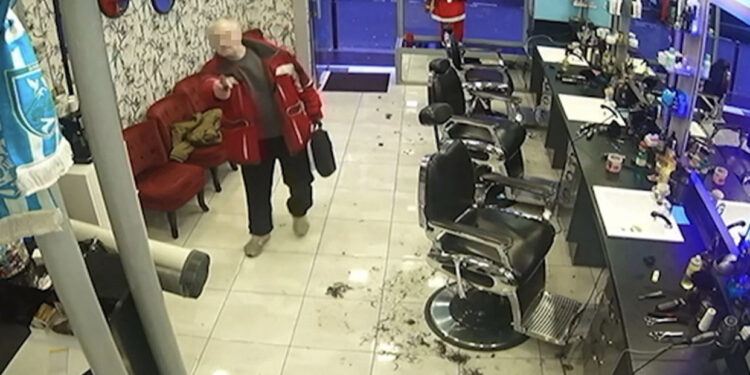 Del VIDEO e vrasjes së tre emigrantëve në Paris, i moshuari vepron qetësisht me pistoletë në dorë