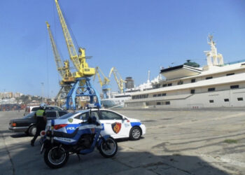 Tentoi të hynte në Shqipëri me pasaportë false, arrestohet turku në Durrës: I sekuestrohen 12 mijë euro dhe lëndë narkotike