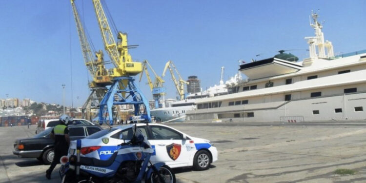 Tentoi të hynte në Shqipëri me pasaportë false, arrestohet turku në Durrës: I sekuestrohen 12 mijë euro dhe lëndë narkotike