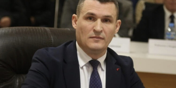 “Dumani jeton në një pallat me parafabrikatë”, gazetari zbulon pasurinë e kreut të ri të SPAK