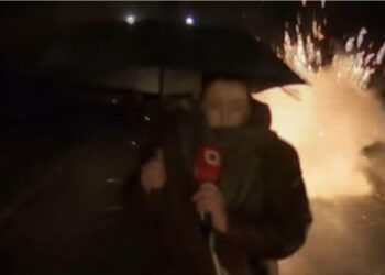 VIDEO/ Momenti kur serbët hedhin lëndë plasëse drejt gazetares në veri të Kosovës