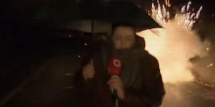 VIDEO/ Momenti kur serbët hedhin lëndë plasëse drejt gazetares në veri të Kosovës