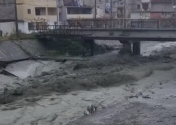 VIDEO/ Reshjet e dendura “tërbojnë” përroin e Zaranikës në Elbasan, dëmton argjinaturën mbrojtëse