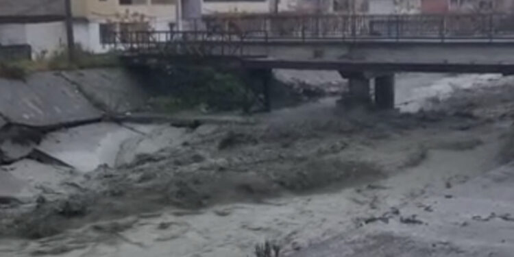 VIDEO/ Reshjet e dendura “tërbojnë” përroin e Zaranikës në Elbasan, dëmton argjinaturën mbrojtëse