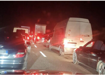 Bllokohet totalisht hyrja në Elbasan, rrëzimi i kamionit bullgar krijon radhë kilometrike deri në tunel