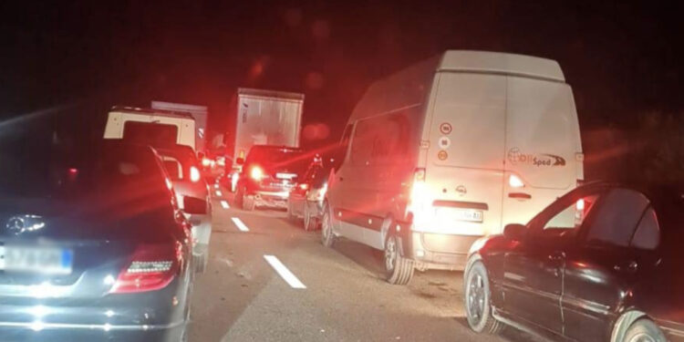 Bllokohet totalisht hyrja në Elbasan, rrëzimi i kamionit bullgar krijon radhë kilometrike deri në tunel
