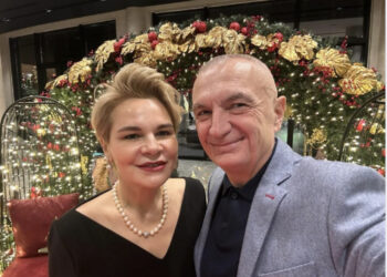 I buzëqeshur dhe krah Kryemadhit, Meta: Në vigjilje të Krishtlindjes! Gëzuar në familjet tuaja