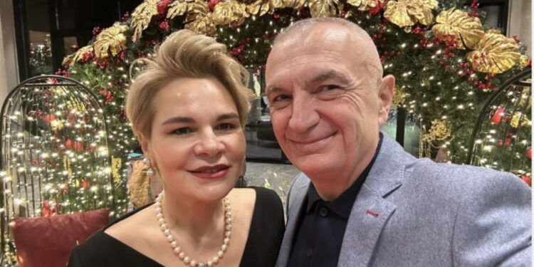 I buzëqeshur dhe krah Kryemadhit, Meta: Në vigjilje të Krishtlindjes! Gëzuar në familjet tuaja