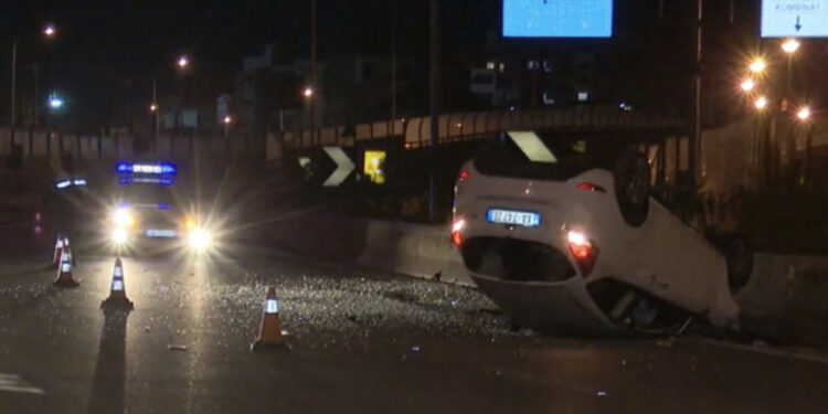 Aksident i rëndë në Tiranë, mjeti përplaset me bordurën e rrugës, humb jetën 35-vjeçari