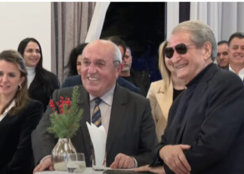 Sali Berisha u shfaq me syze, Alfred Lela e krahason me aktorin e famshëm të “Hollywood”, ish-kryeministri nuk e mban të qeshurën