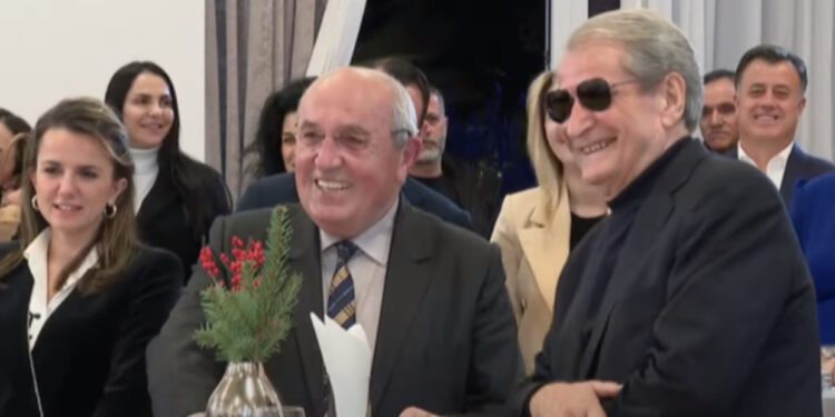 Sali Berisha u shfaq me syze, Alfred Lela e krahason me aktorin e famshëm të “Hollywood”, ish-kryeministri nuk e mban të qeshurën