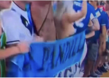 VIDEO/ Çfarë s’u pa nga ndeshja, tifozja “e çmendur” feston “topless” në mes të stadiumit fitoren e Argjentinës