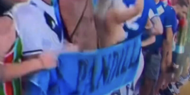 VIDEO/ Çfarë s’u pa nga ndeshja, tifozja “e çmendur” feston “topless” në mes të stadiumit fitoren e Argjentinës