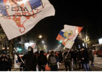 Kush janë njerëzit me maska që “po e mbrojnë Kosovën në Beograd”?