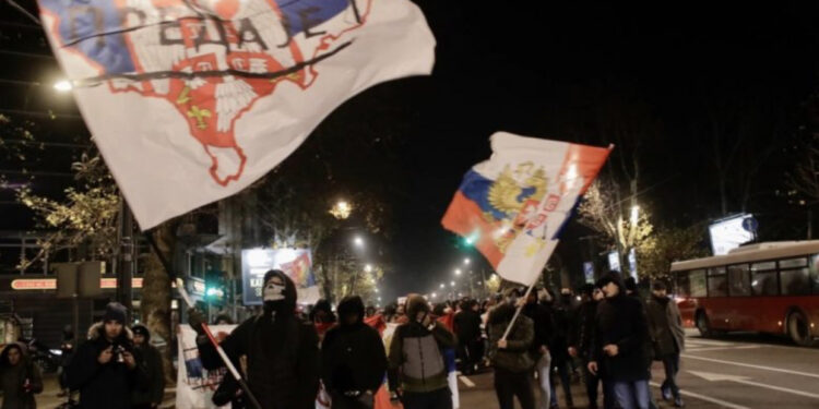 Kush janë njerëzit me maska që “po e mbrojnë Kosovën në Beograd”?