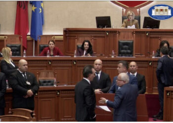 Bllokoi foltoren, Nikolla përjashton Nokën