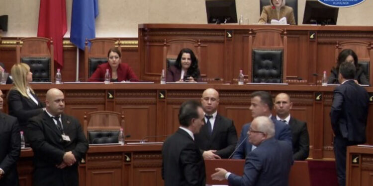 Bllokoi foltoren, Nikolla përjashton Nokën