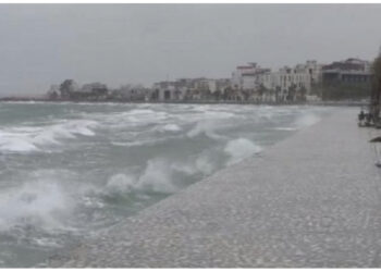 Moti i keq dhe me stuhi, pezullohet lundrimi për anijet e peshkimit në Vlorë