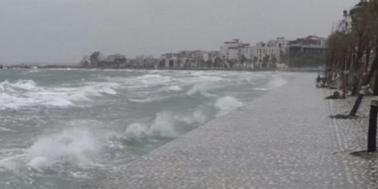 Moti i keq dhe me stuhi, pezullohet lundrimi për anijet e peshkimit në Vlorë