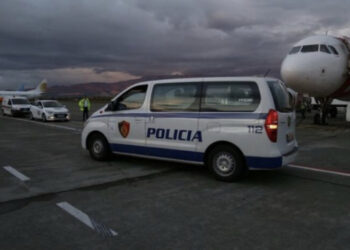 EMRI/ Akuzohet për tentativë vrasjeje, 41-vjeçari ekstradohet nga Spanja drejt Shqipërisë