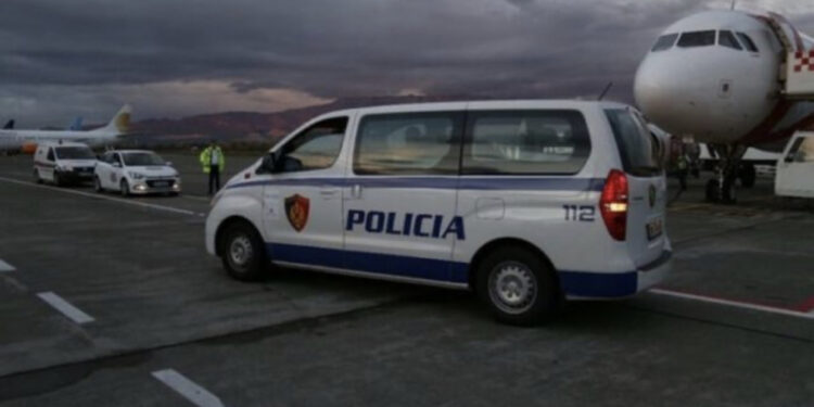 EMRI/ Akuzohet për tentativë vrasjeje, 41-vjeçari ekstradohet nga Spanja drejt Shqipërisë