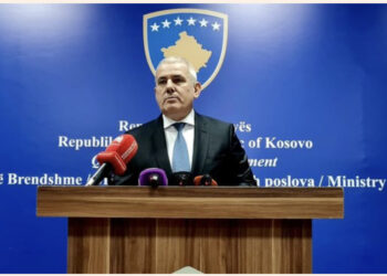 Ministri i Brendshëm i Kosovës: Nëse KFOR-i nuk vepron, ne do t’i heqim barrikadat në veri