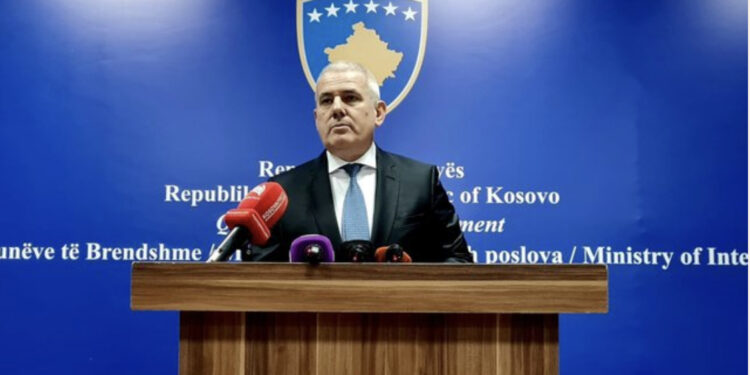Ministri i Brendshëm i Kosovës: Nëse KFOR-i nuk vepron, ne do t’i heqim barrikadat në veri
