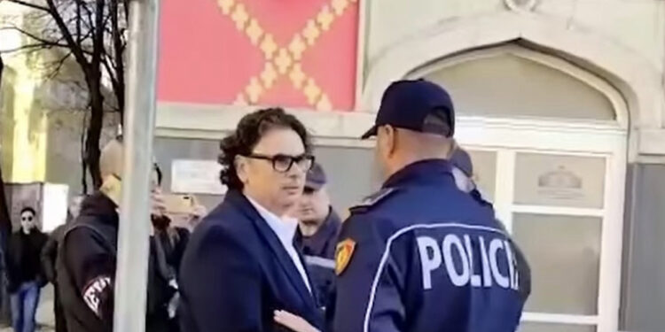 VIDEO-“Kush je ti?” -Momenti kur policët s’e njohin drejtorin e Teatrit Kombëtar